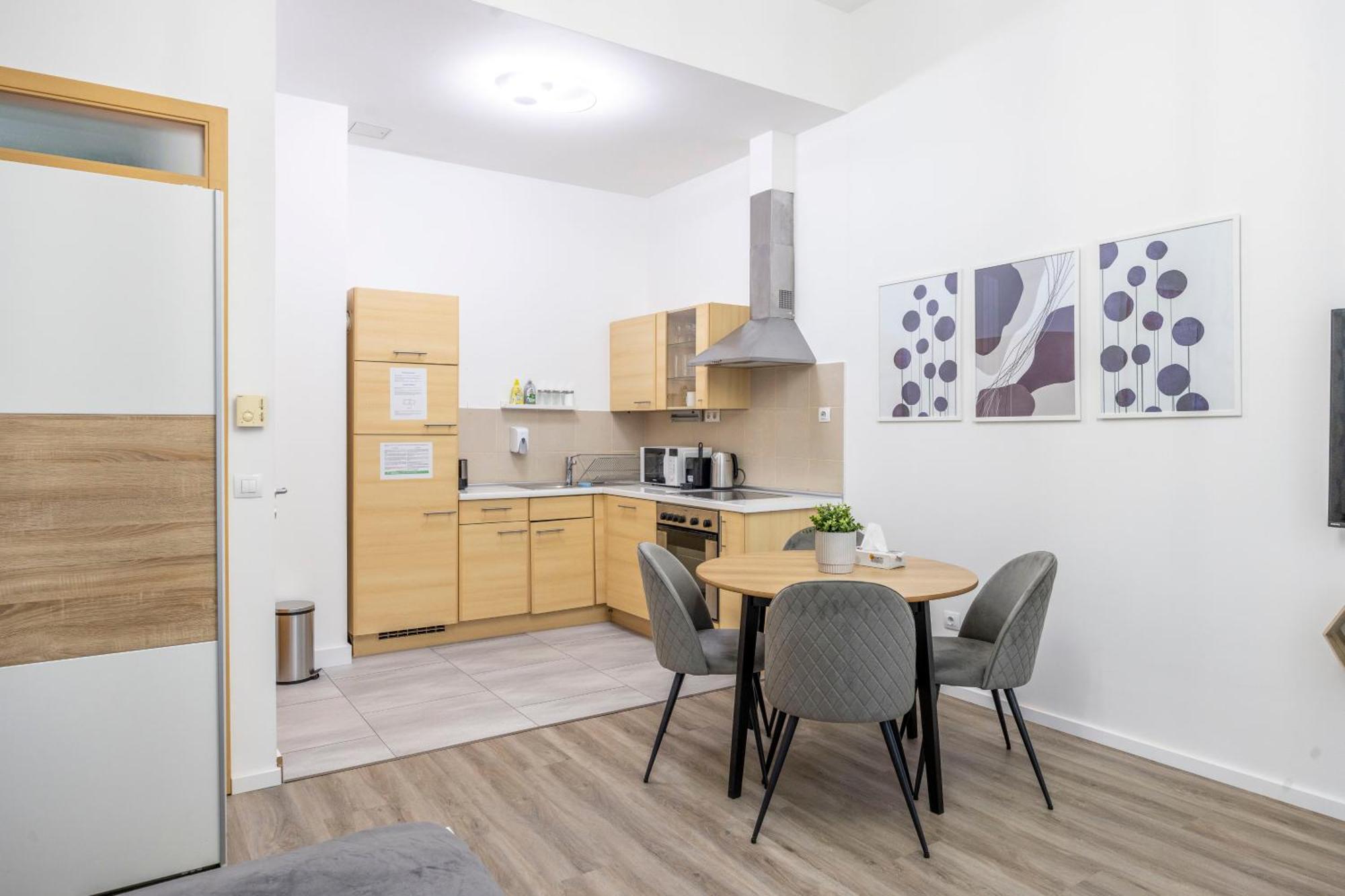 Апартаменти Charming Center W' 2 Bedrms In The Gozsdu Garden Будапешт