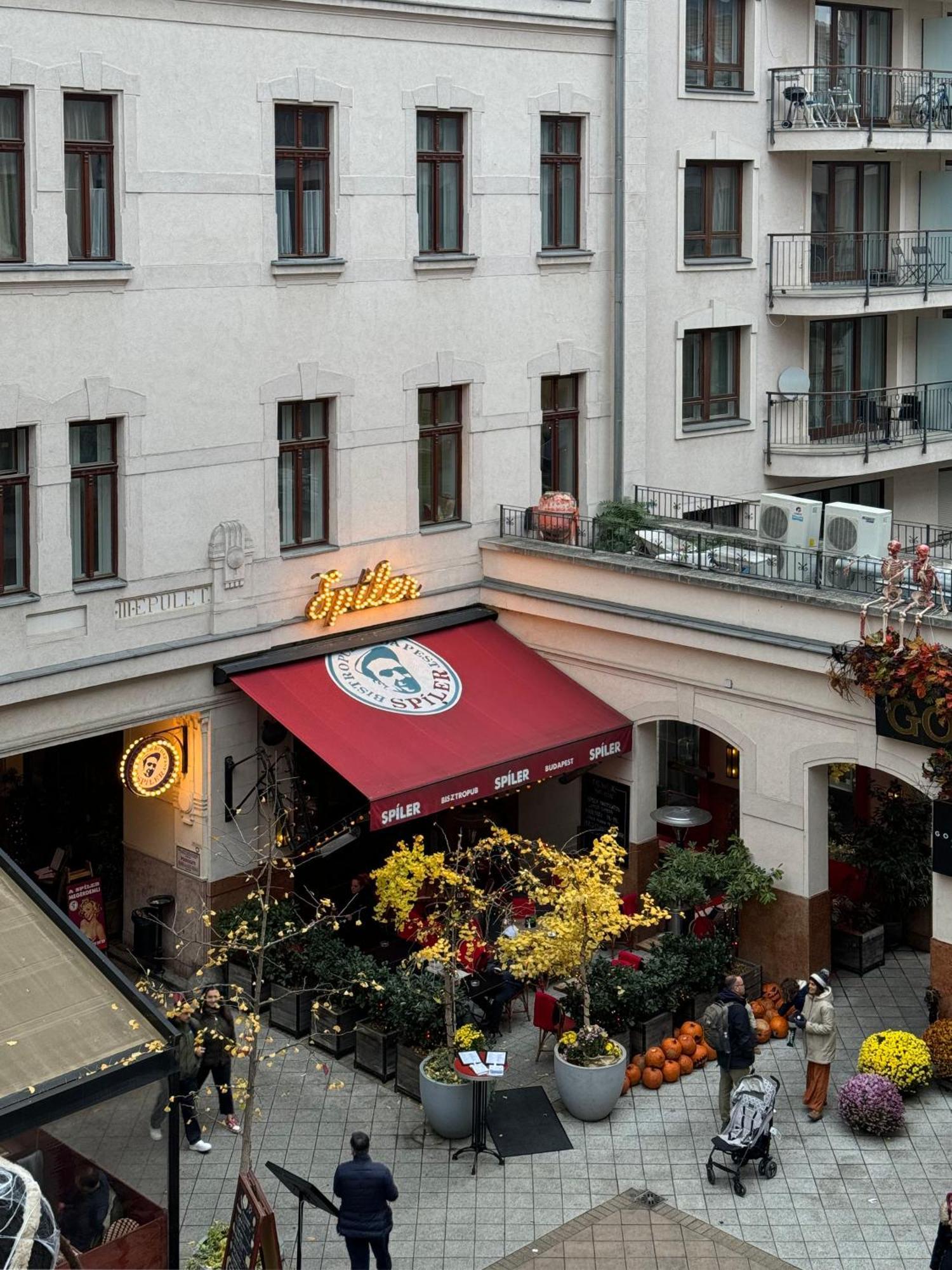 Апартаменти Charming Center W' 2 Bedrms In The Gozsdu Garden *