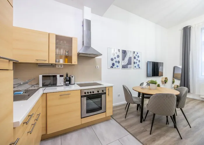 Charming City Center Suite W\' 2 Bedrms In The Gozsdu Garden